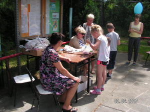 wszystkie dzieci otrzymały paczki ze słodyczami