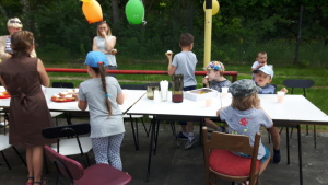 gofry z czekoladą, bitą śmietanąi konfiturą oraz soki naturalne